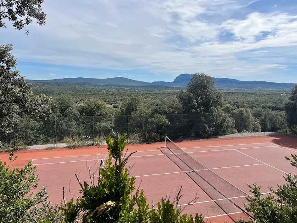 Tennis court with a view of Pic Saint-Loup