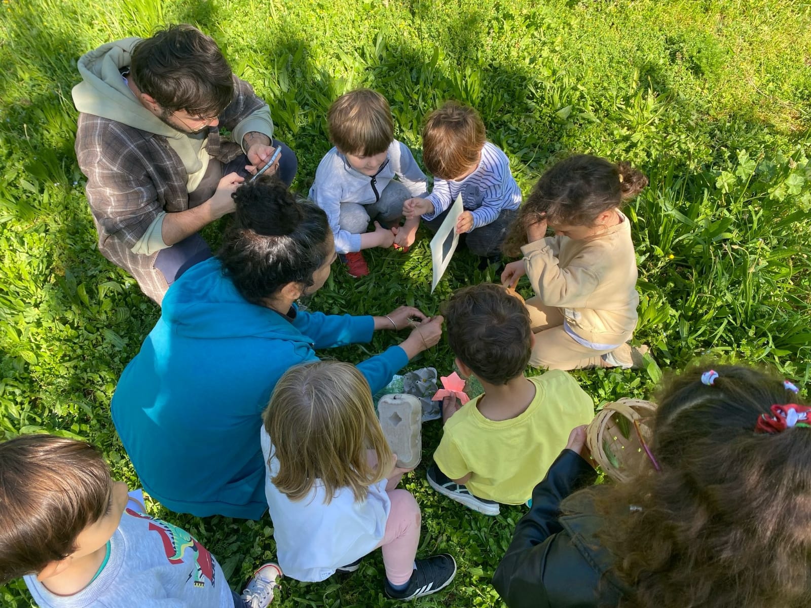 Enfant en activité nature avec un encadrant